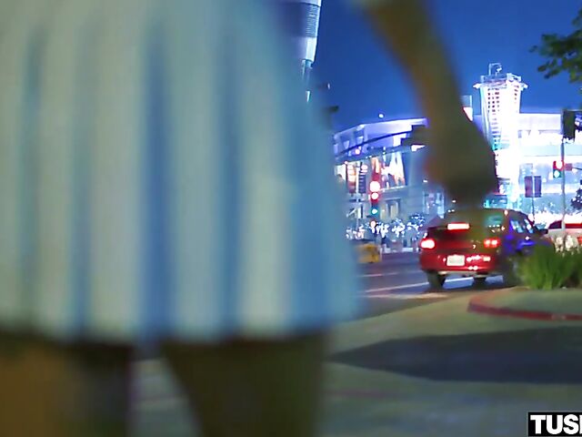 Blue eye blonde Harmony Rivers' amazing anal experience