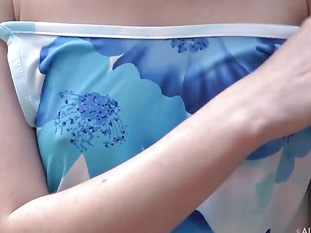 Teen Myra Glasford's outdoor masturbation with her new vibrator