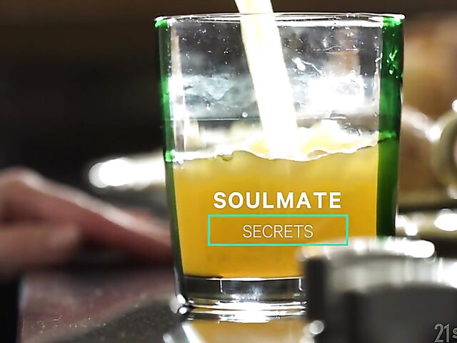 Lesbian fitness babes Sasha Rose and Gina Gerson