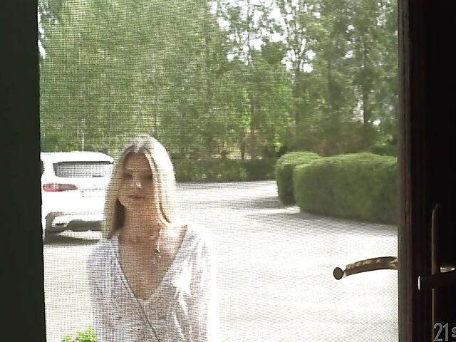 Lesbian fitness babes Sasha Rose and Gina Gerson