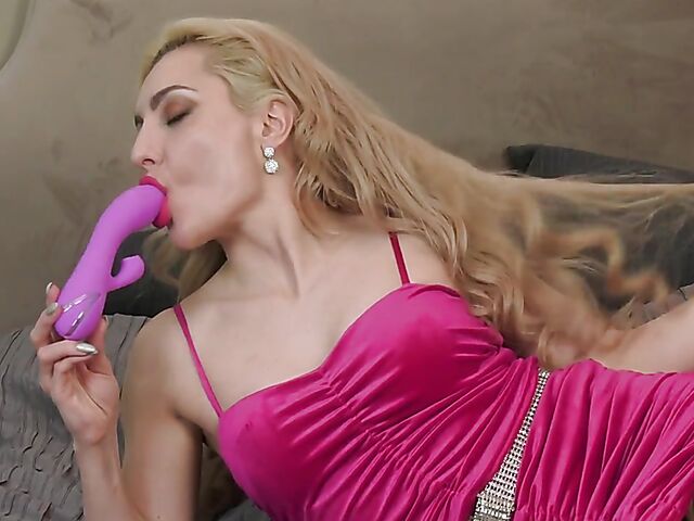 Caty Kiss - Flirty milf dildo session in her bedroom for her fans