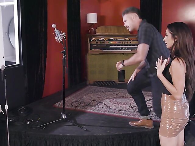 Silvia Saige - MILF hardcore fucked by the sound guy