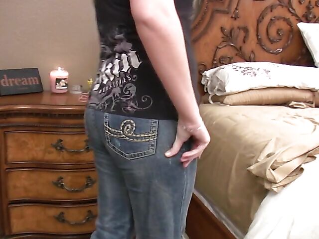 Vaginal and clitoral stimulation with toys with a shaved pussy amateur