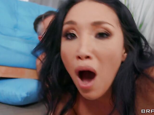 Flexible latina MILF Vicki Chase does the slits and gets screwed by Keiran Lee