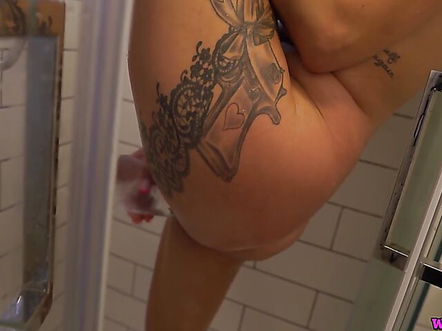 Beautiful Roxxy Lea shower dildo play for you to watch