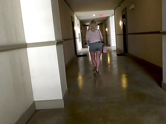 Four-eyed wife Dee Siren loves her red big dildo