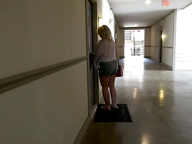 Four-eyed wife Dee Siren loves her red big dildo