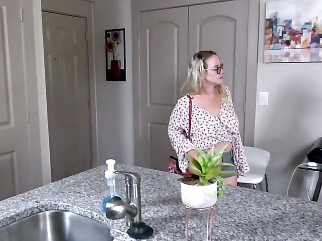 Four-eyed wife Dee Siren loves her red big dildo