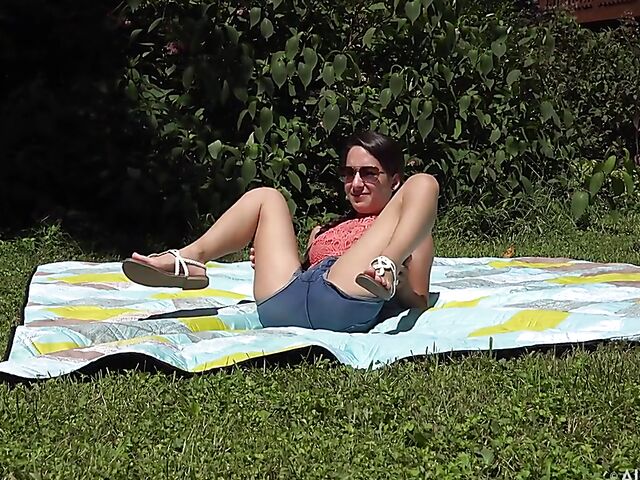 Petite Freya Von Doom's pussy spread in the sun behind the scenes