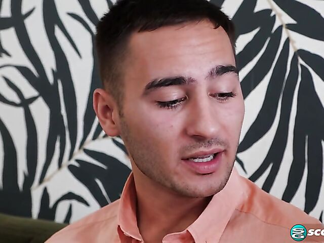 Full figured horny mature Amanda Remington seduces a younger guy