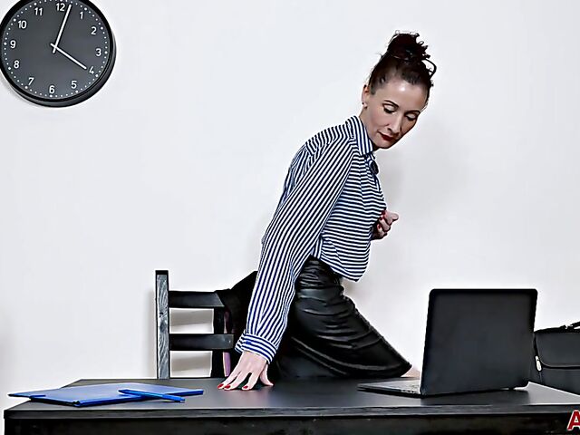 Mature office solo with skinny Scarlet Louise