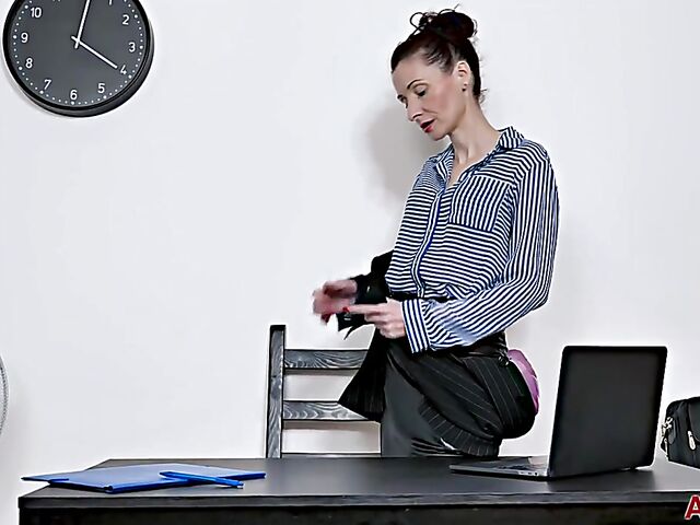 Mature office solo with skinny Scarlet Louise