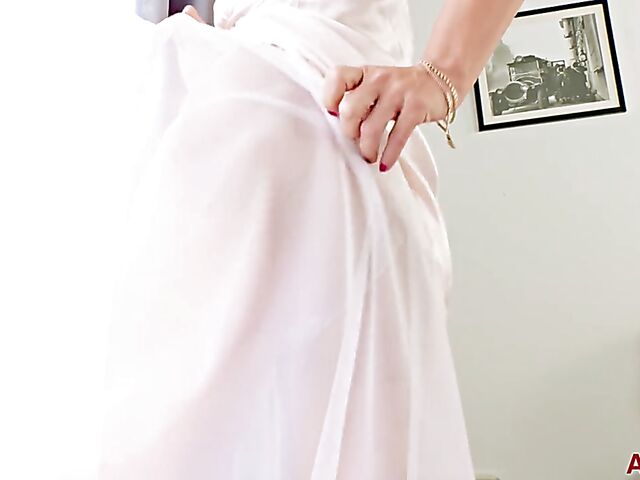 Naughty mature solo in the morning with Iris N