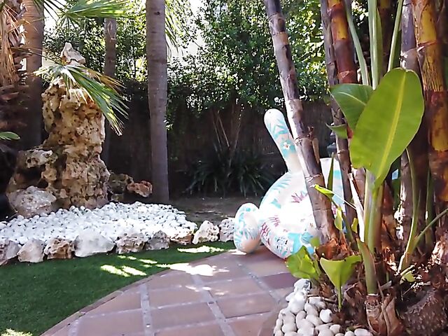 Outdoor solo poolside with exceptional Ginebra Bellucci