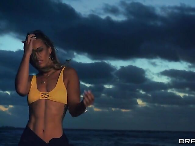 Glamour model and pornstar Kelsi Monroe anal fucked