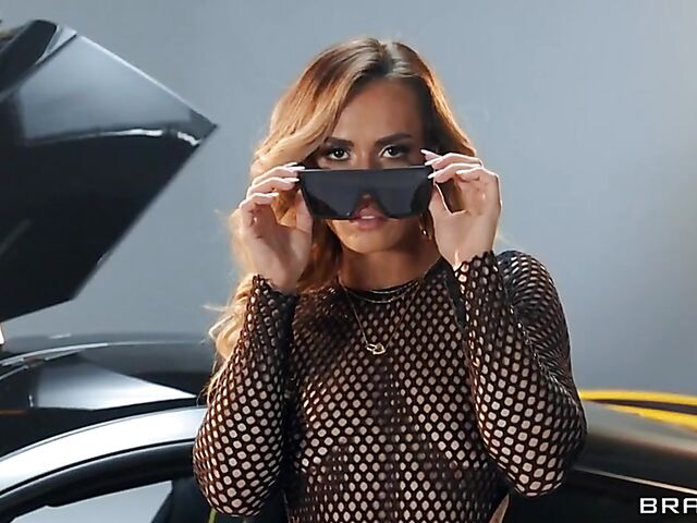 Glamour model and pornstar Kelsi Monroe anal fucked