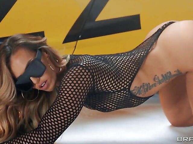 Glamour model and pornstar Kelsi Monroe anal fucked