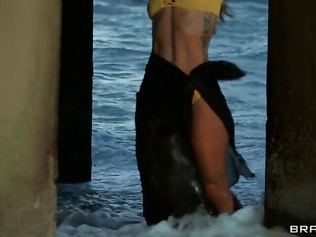 Glamour model and pornstar Kelsi Monroe anal fucked