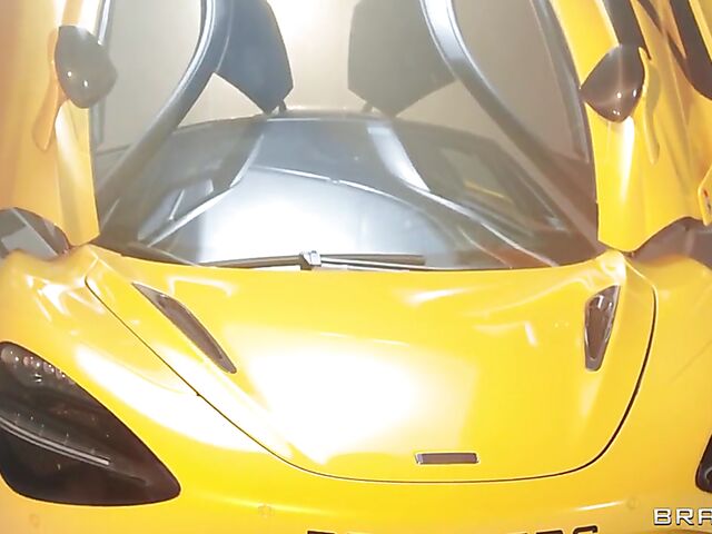 Glamour model and pornstar Kelsi Monroe anal fucked