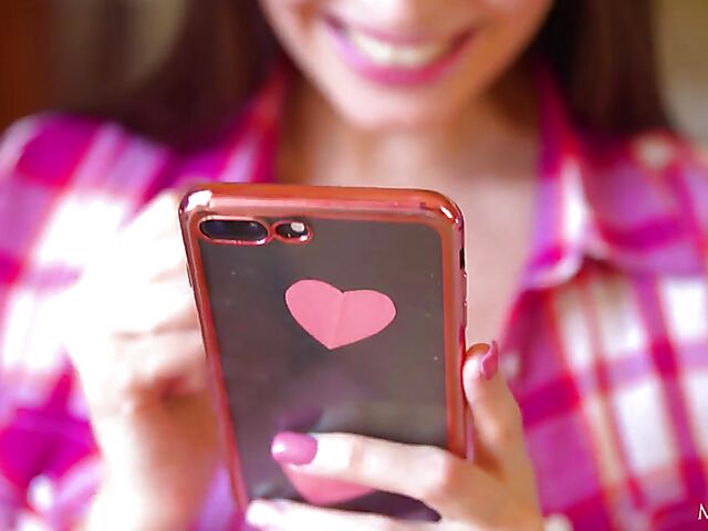 Solo babe in pink Vanessa Angel playing gaming and fingering her pussy