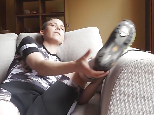 Mannish girl Elliott is into dildo masturbation