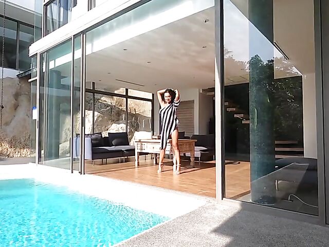 Beautiful Thai babe Kahlisa shows off her gorgeous body