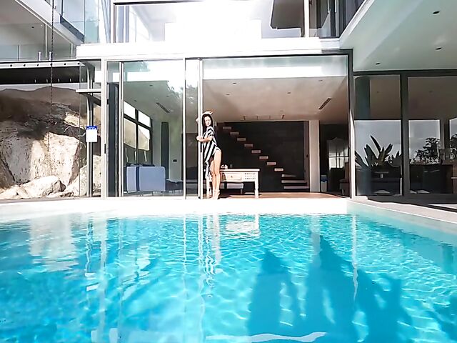 Beautiful Thai babe Kahlisa shows off her gorgeous body