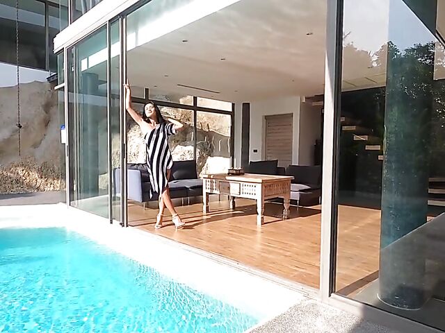 Beautiful Thai babe Kahlisa shows off her gorgeous body