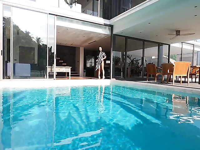 Beautiful Thai babe Kahlisa shows off her gorgeous body