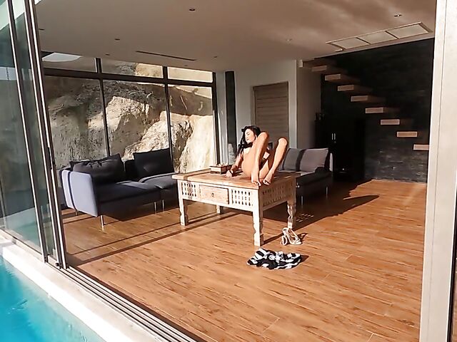 Beautiful Thai babe Kahlisa shows off her gorgeous body