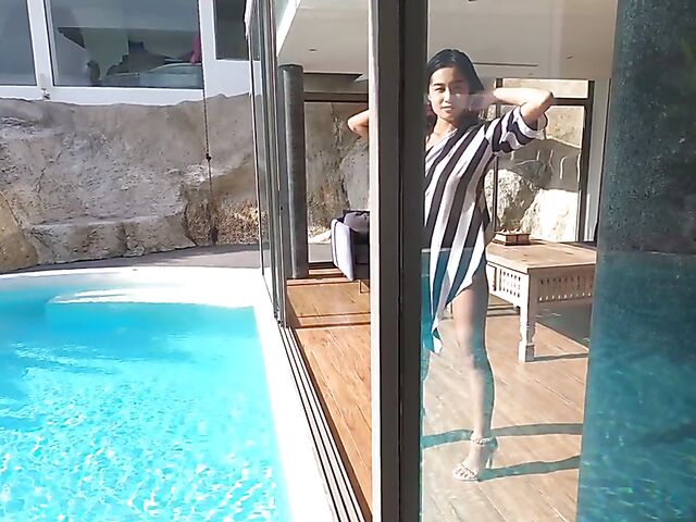 Beautiful Thai babe Kahlisa shows off her gorgeous body