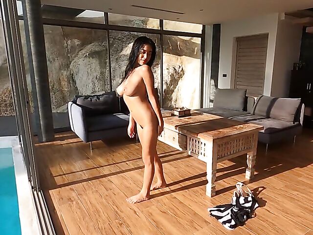 Beautiful Thai babe Kahlisa shows off her gorgeous body