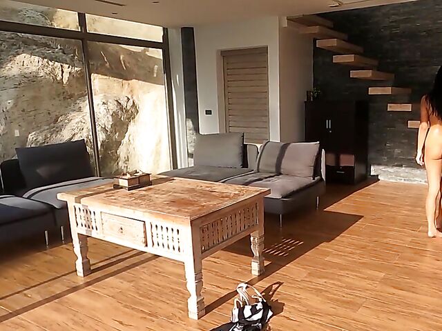 Beautiful Thai babe Kahlisa shows off her gorgeous body