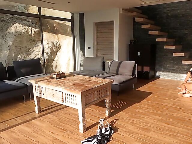 Beautiful Thai babe Kahlisa shows off her gorgeous body