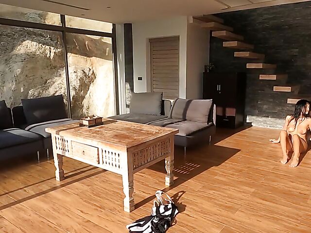 Beautiful Thai babe Kahlisa shows off her gorgeous body