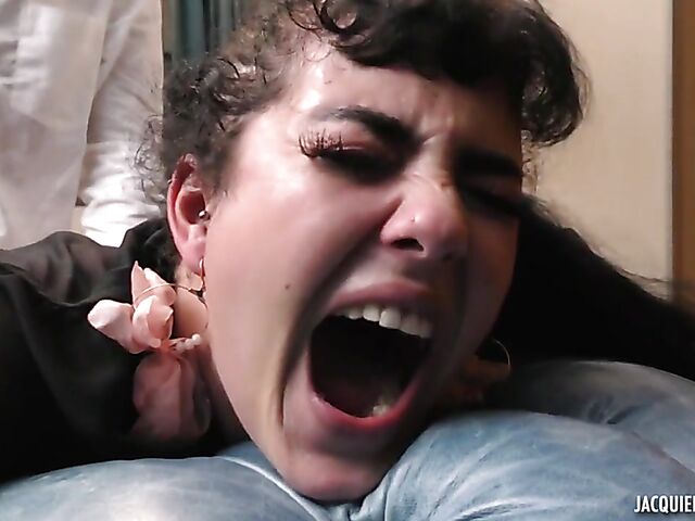 Azylis - 24-year-old French brunette from Brest fucks on the couch