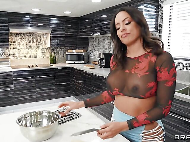 Latina Luna Star anal pounded while making dinner