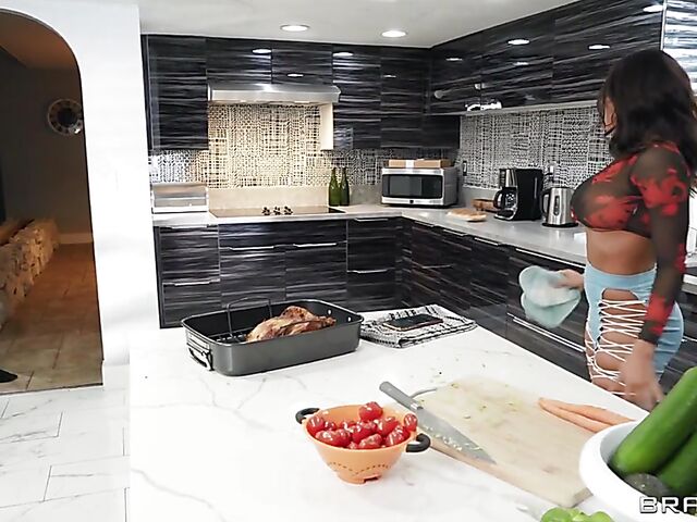 Latina Luna Star anal pounded while making dinner