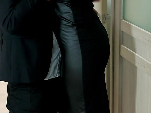 Tall babe with sexy legs Vikalita fucks in her black shoes