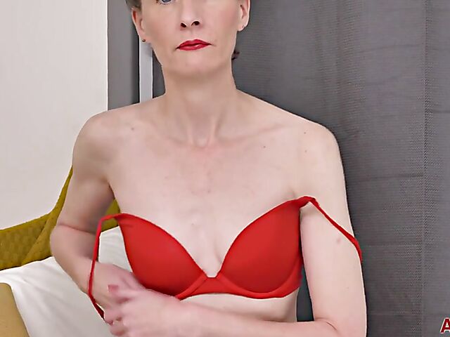 Skinny MILF over 40 Scarlet Louise vibrates her clit