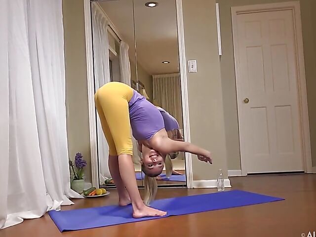 Sophia Sweet - Skinny flexible teen nude yoga, vegetable insertion and pussy lips stretching BTS