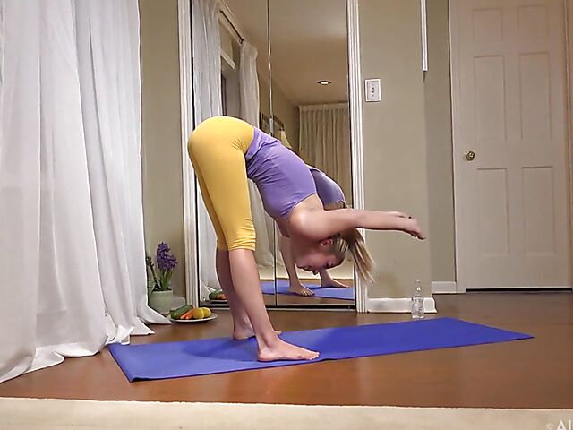 Sophia Sweet - Skinny flexible teen nude yoga, vegetable insertion and pussy lips stretching BTS