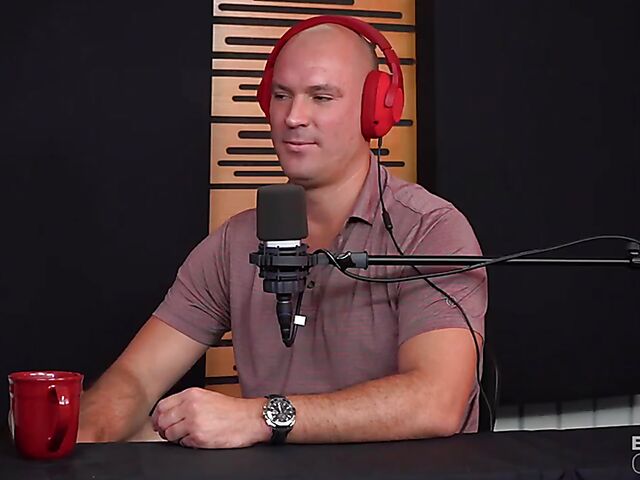 Porn star podcast with Kali Roses and sex on the couch with horny host Sean Lawless