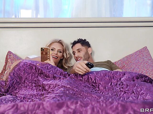 Brazzers MILF Phoenix Marie in bed with Damon Dice