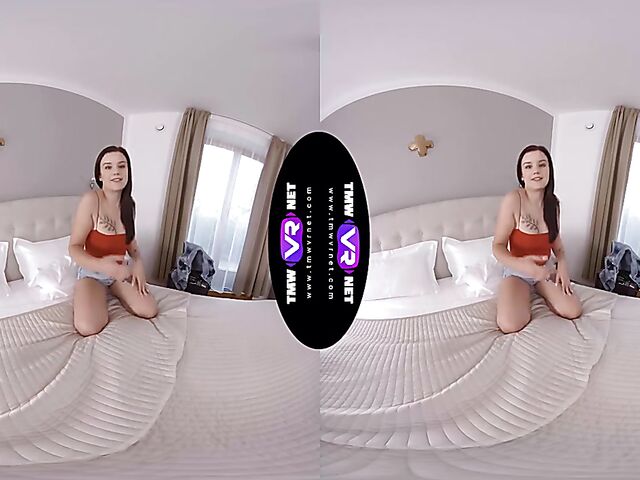3D VR fingering solo in Little Elis' bedroom