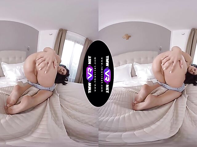 3D VR fingering solo in Little Elis' bedroom