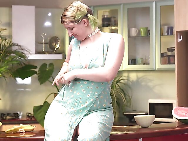 Australian chubby girl Everest playing with fruit and masturbating on the counter