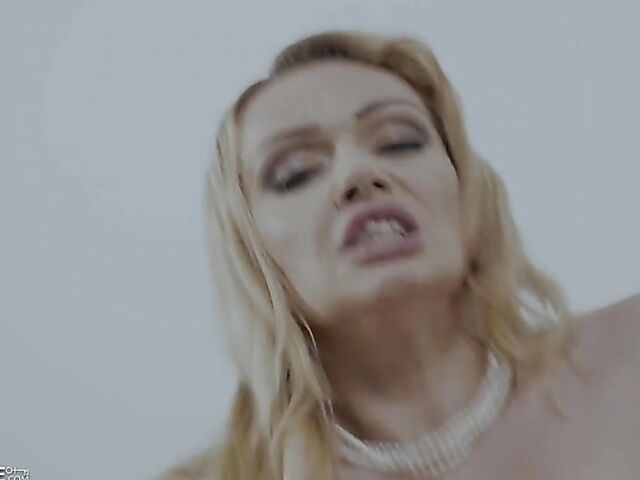 Big tits MMF action with fine-looking Amber Jayne