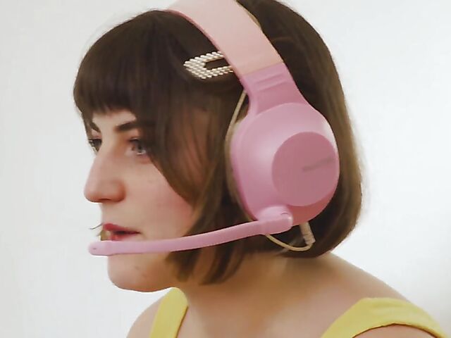 All-natural Australian gamer girl with a hairy cunt Luci Q masturbating