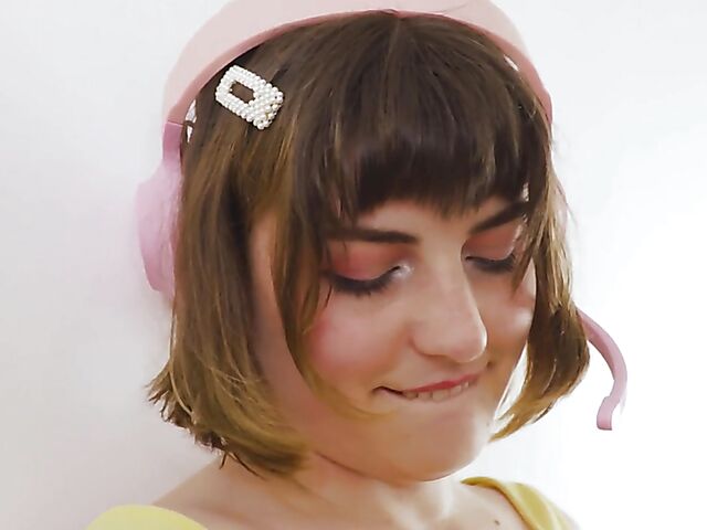 All-natural Australian gamer girl with a hairy cunt Luci Q masturbating